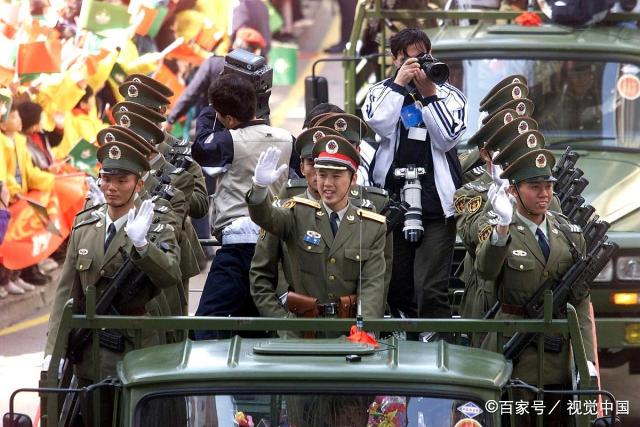 澳门回归祖国19周年,重温解放军驻防历史一刻,依然让人泪流满面